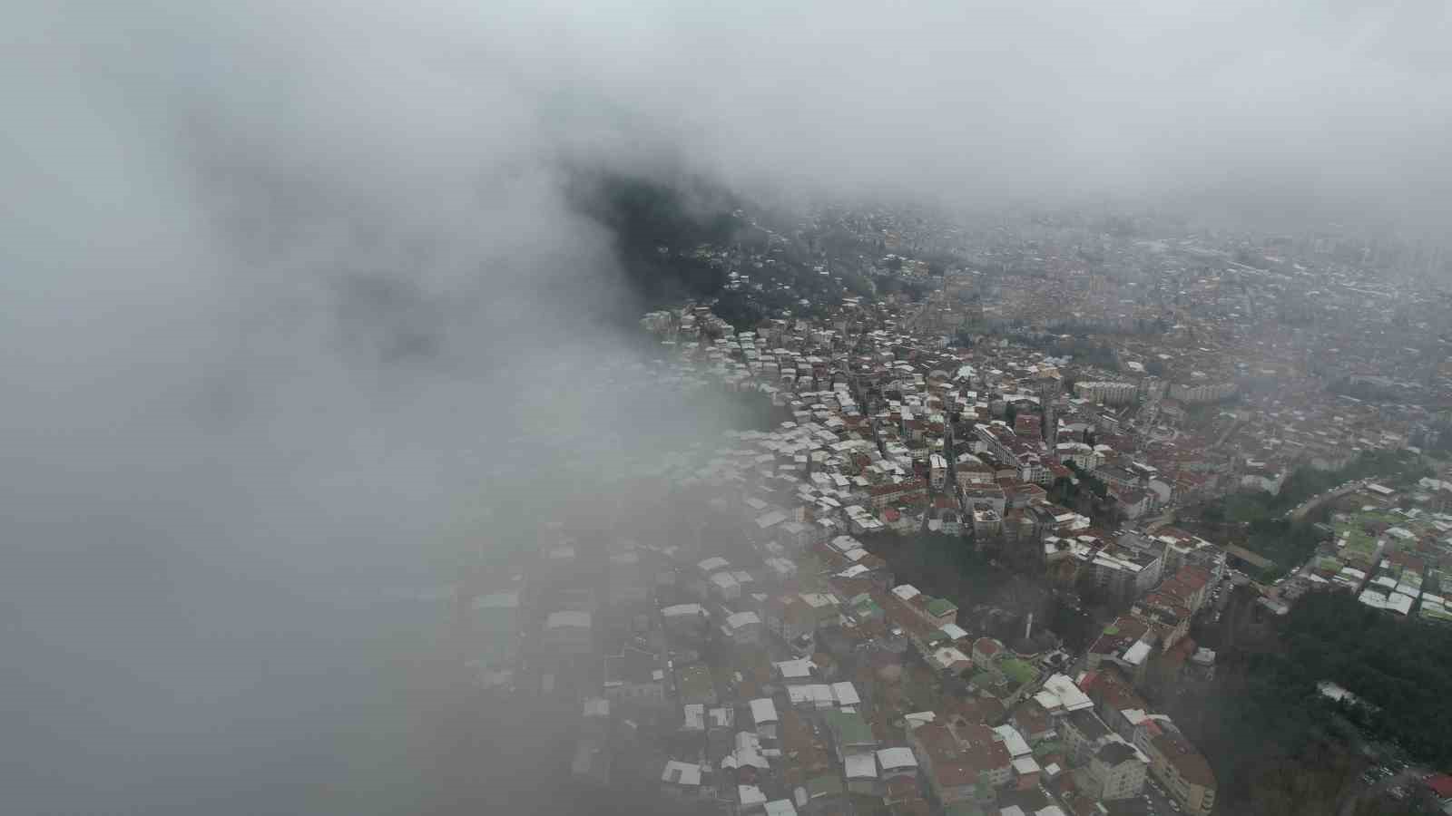 Uludağ’dan inen sis Bursa’yı sardı
