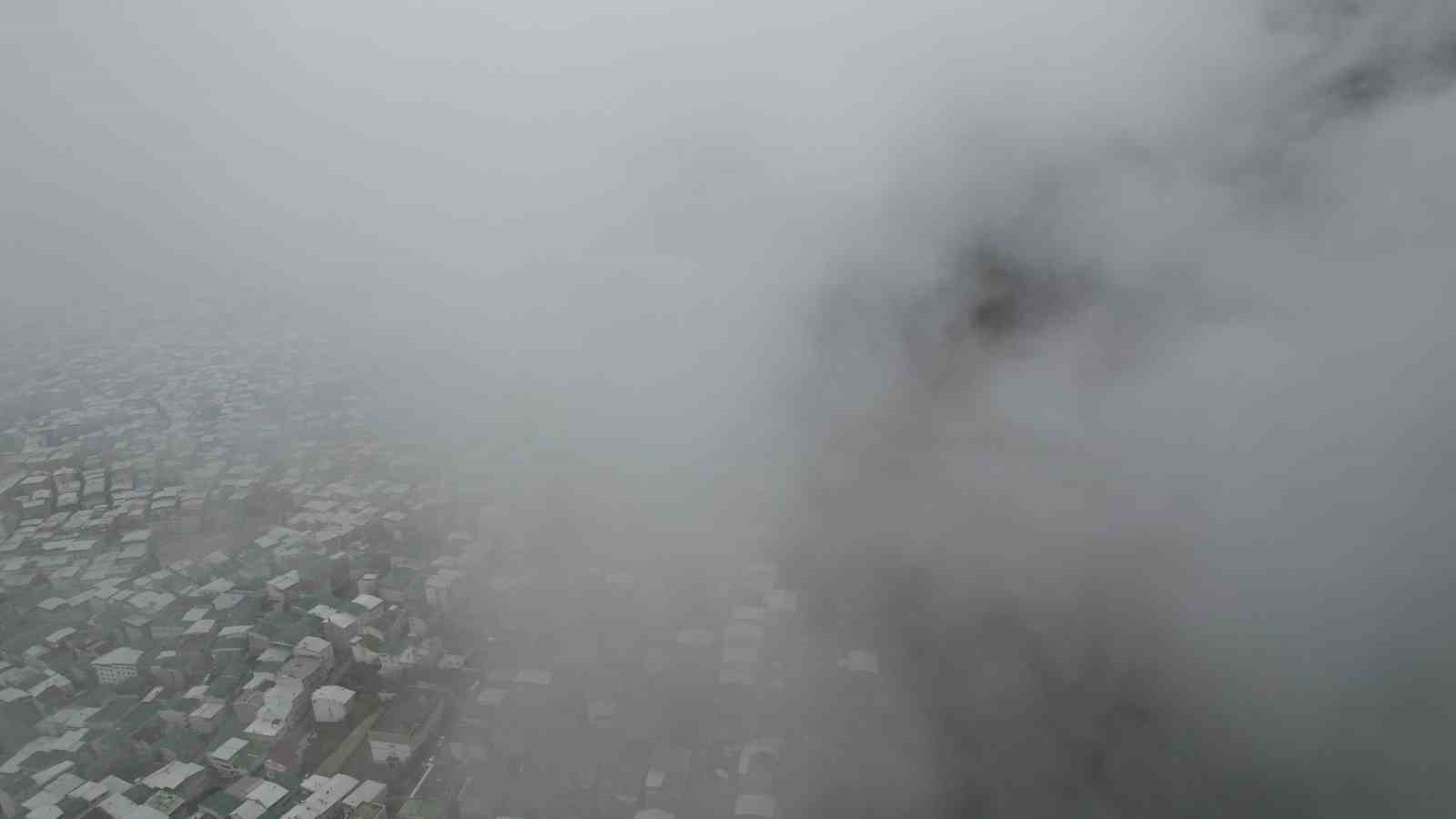 Uludağ’dan inen sis Bursa’yı sardı
