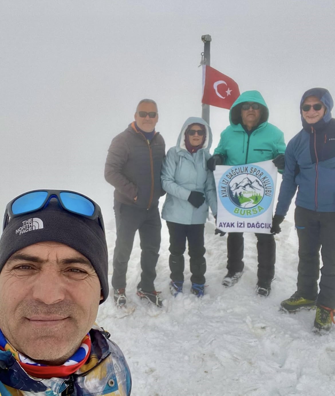 Uludağ’ın zirvesindeki donmuş Türk Bayrağını dağcılar değiştirdi
