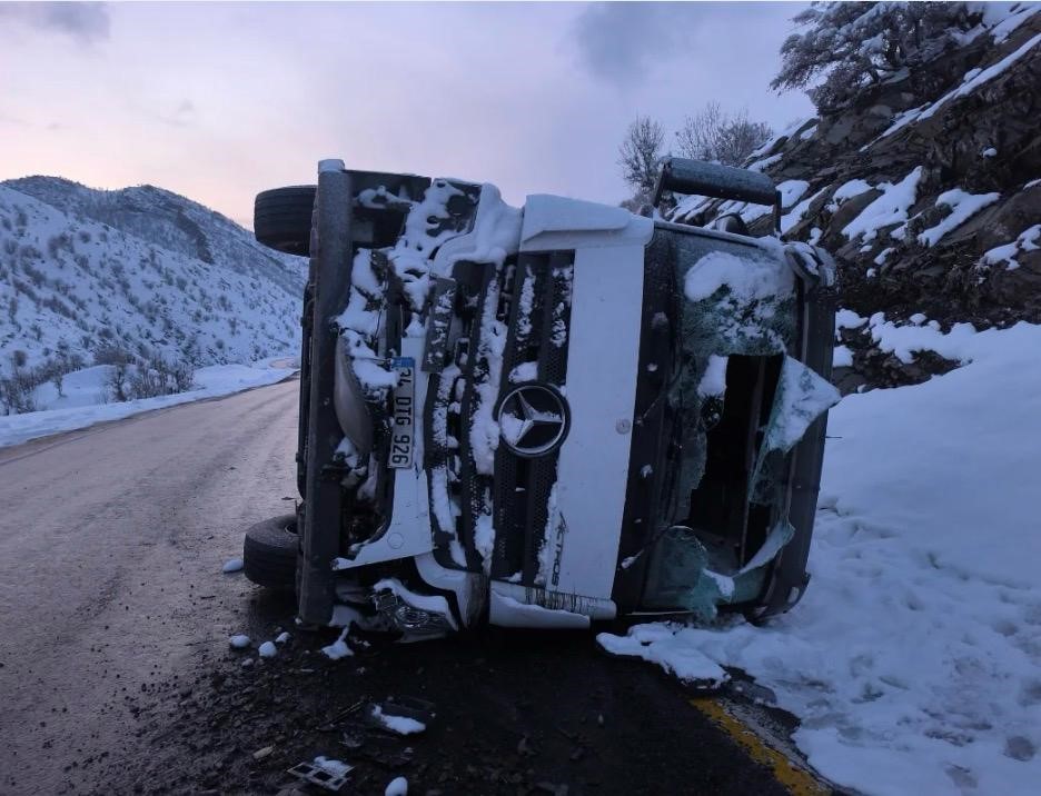 Uludere’de trafik kazası: 2 kişi yaralandı
