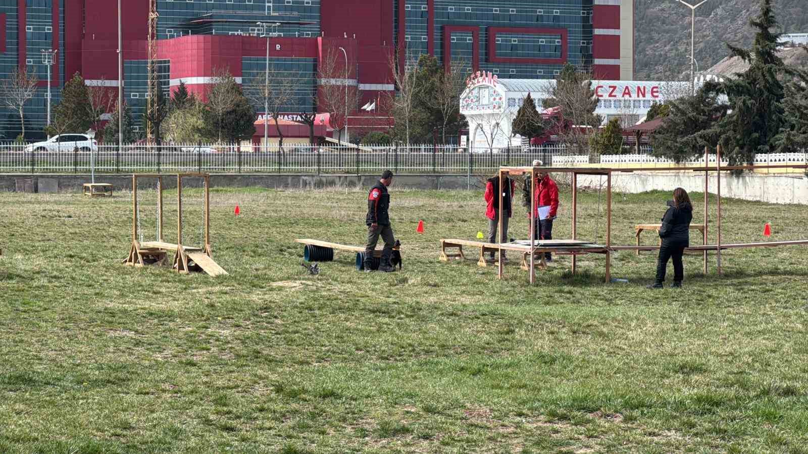 Uluslararası düzeyde alan ve enkaz arama köpekleri sınavı Afyonkarahisar’da başladı
