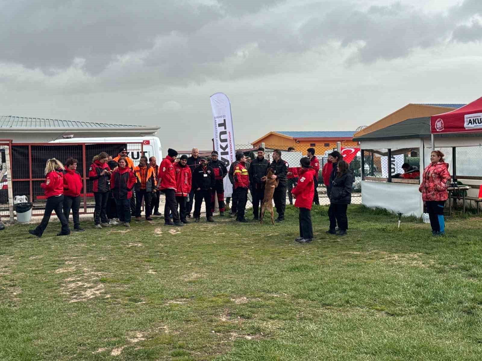 Uluslararası düzeyde alan ve enkaz arama köpekleri sınavı Afyonkarahisar’da başladı
