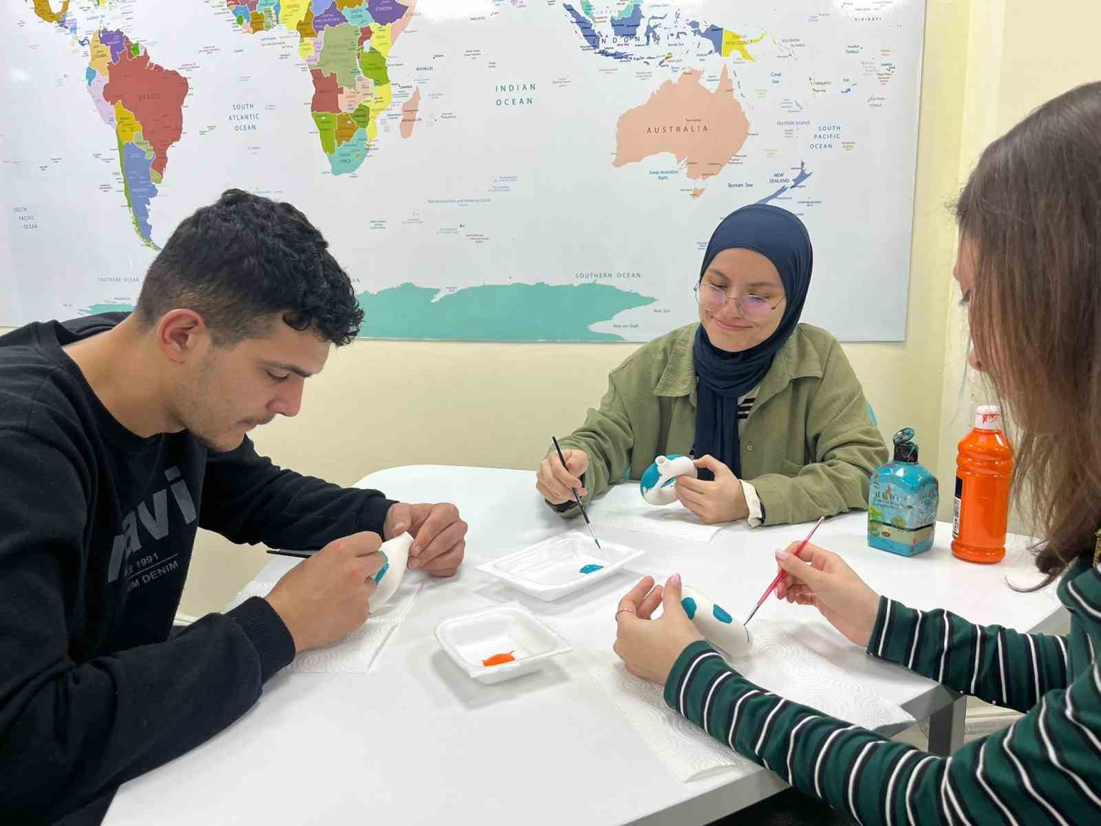 Uluslararası Gençlik Merkezi’nde sanat atölyeleri gençlerle buluşmaya devam ediyor
Uluslararası Gençlik Merkezi’nde sanat atölyeleri gençlerle buluşmaya devam ediyor