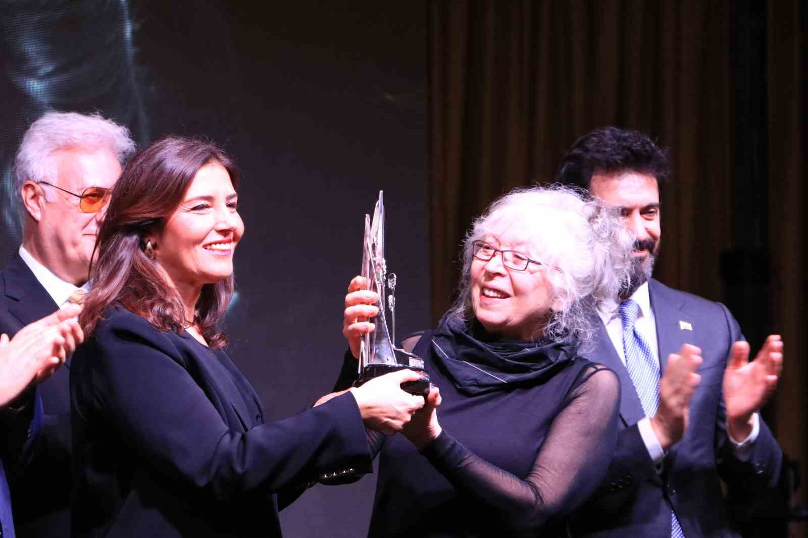 Uluslararası Tiyatro Festivali’nde, "Yaşam Boyu Başarı Ödülü" sahibini buldu
