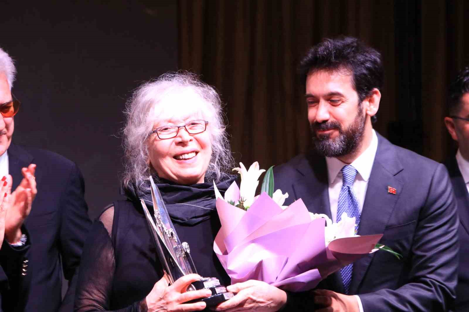 Uluslararası Tiyatro Festivali’nde, "Yaşam Boyu Başarı Ödülü" sahibini buldu
