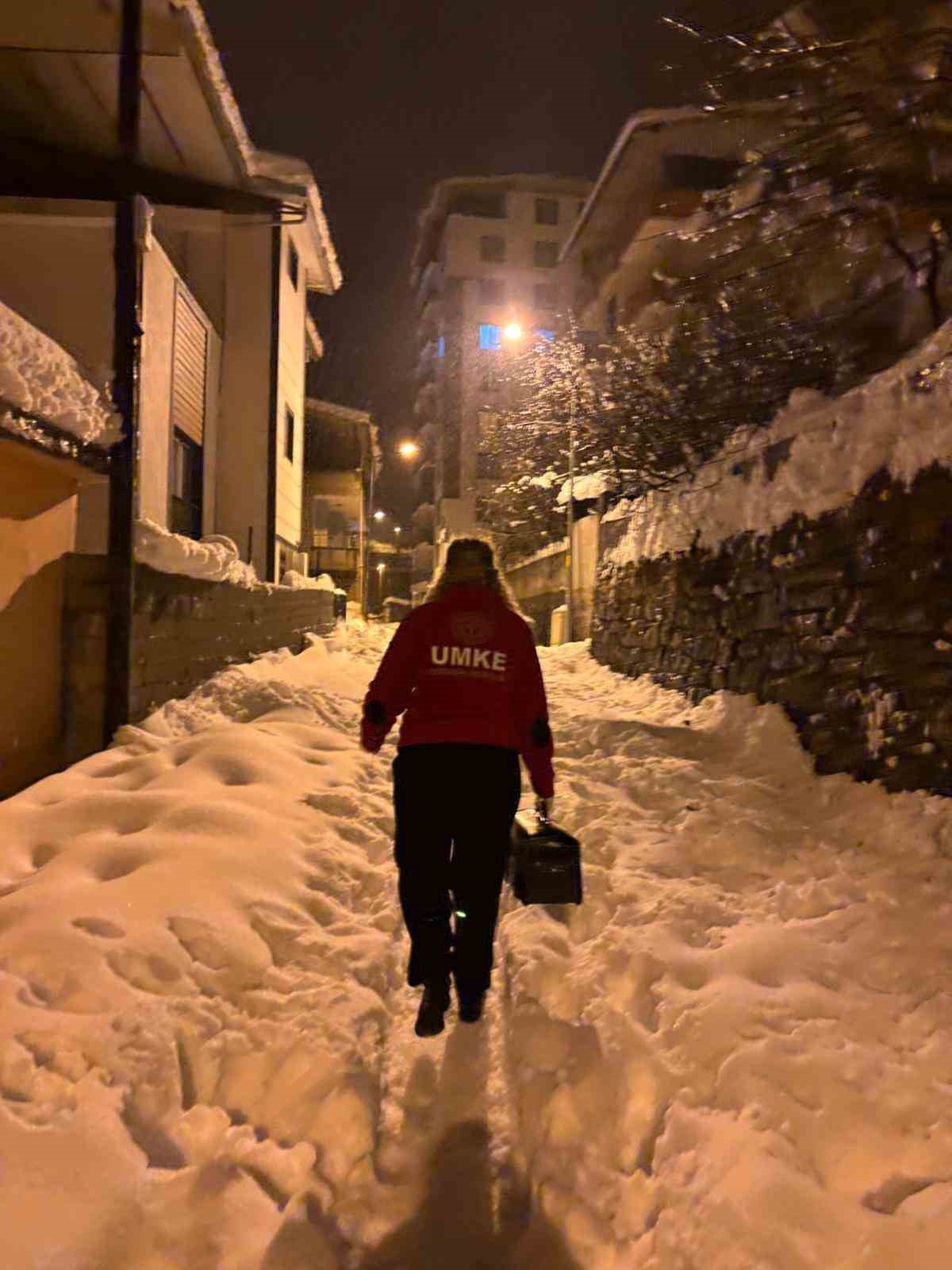 UMKE ekipleri iki hastaya zamanında müdahalede bulundu
