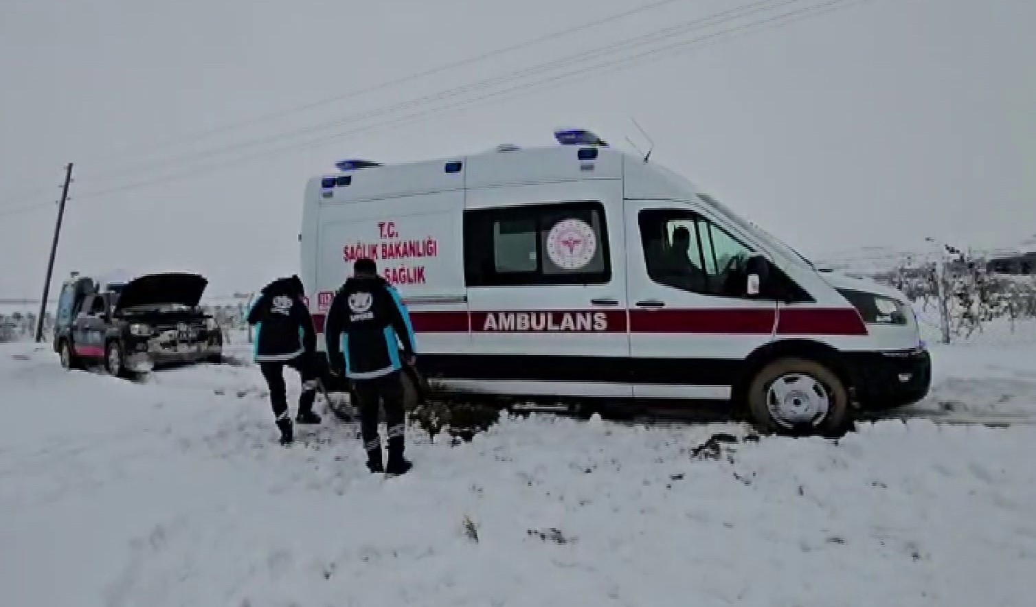 UMKE hasta kurtarmak için karlı yolları aşıyor
