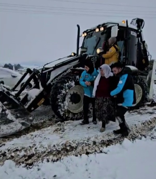 UMKE hasta kurtarmak için karlı yolları aşıyor
