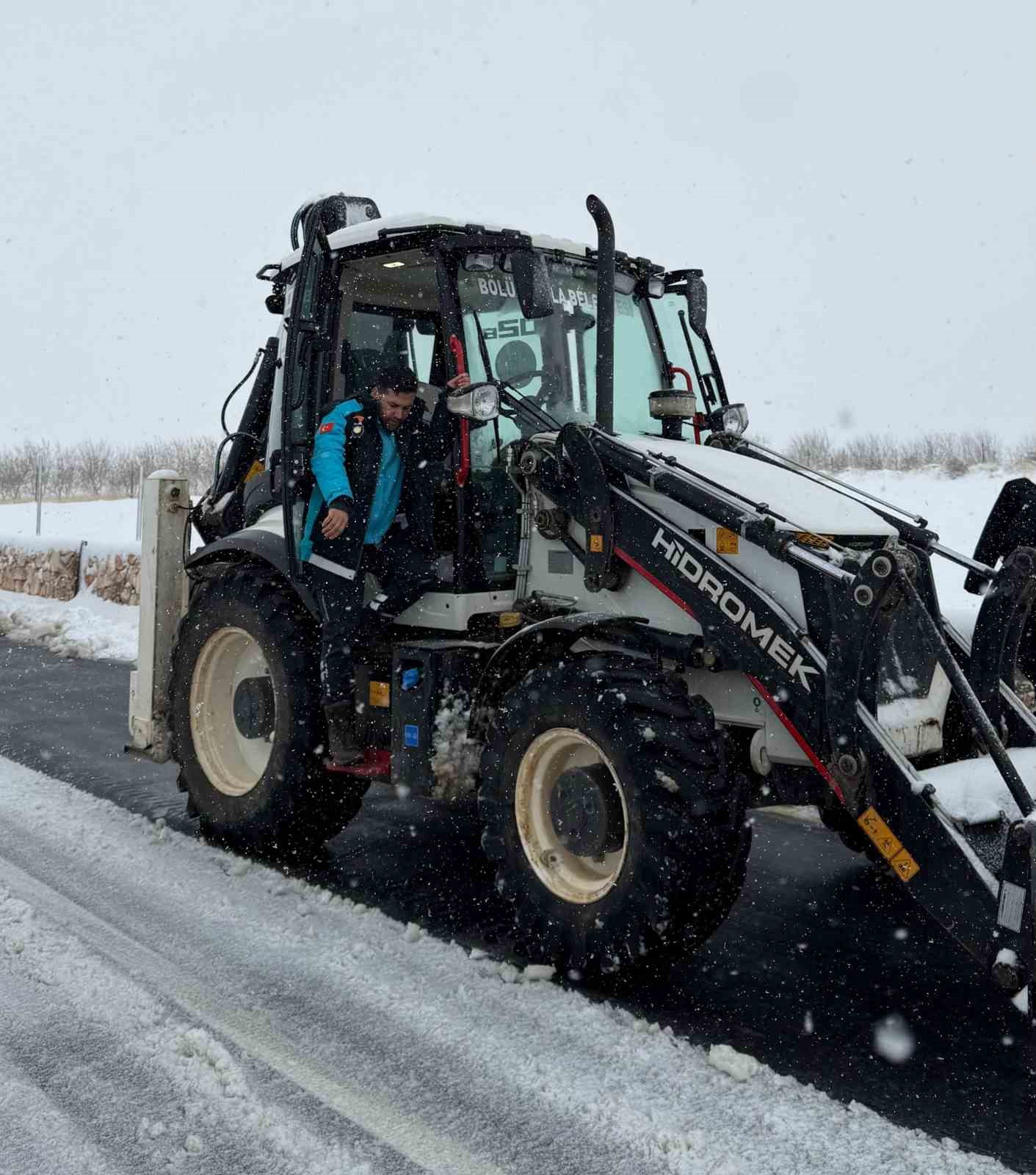 UMKE hasta kurtarmak için karlı yolları aşıyor

