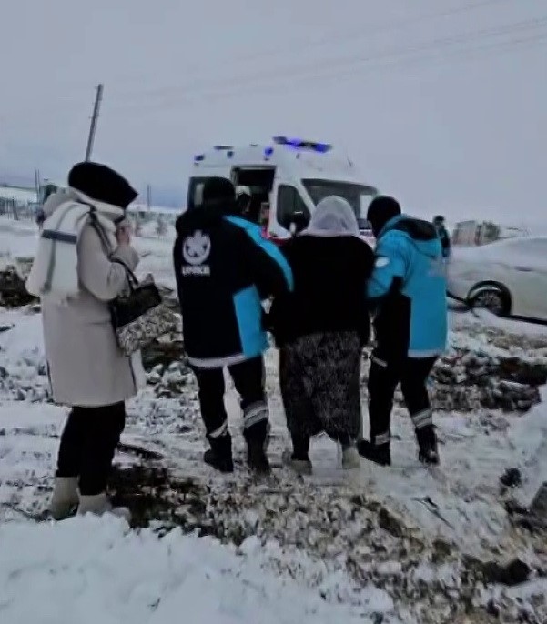 UMKE hasta kurtarmak için karlı yolları aşıyor
