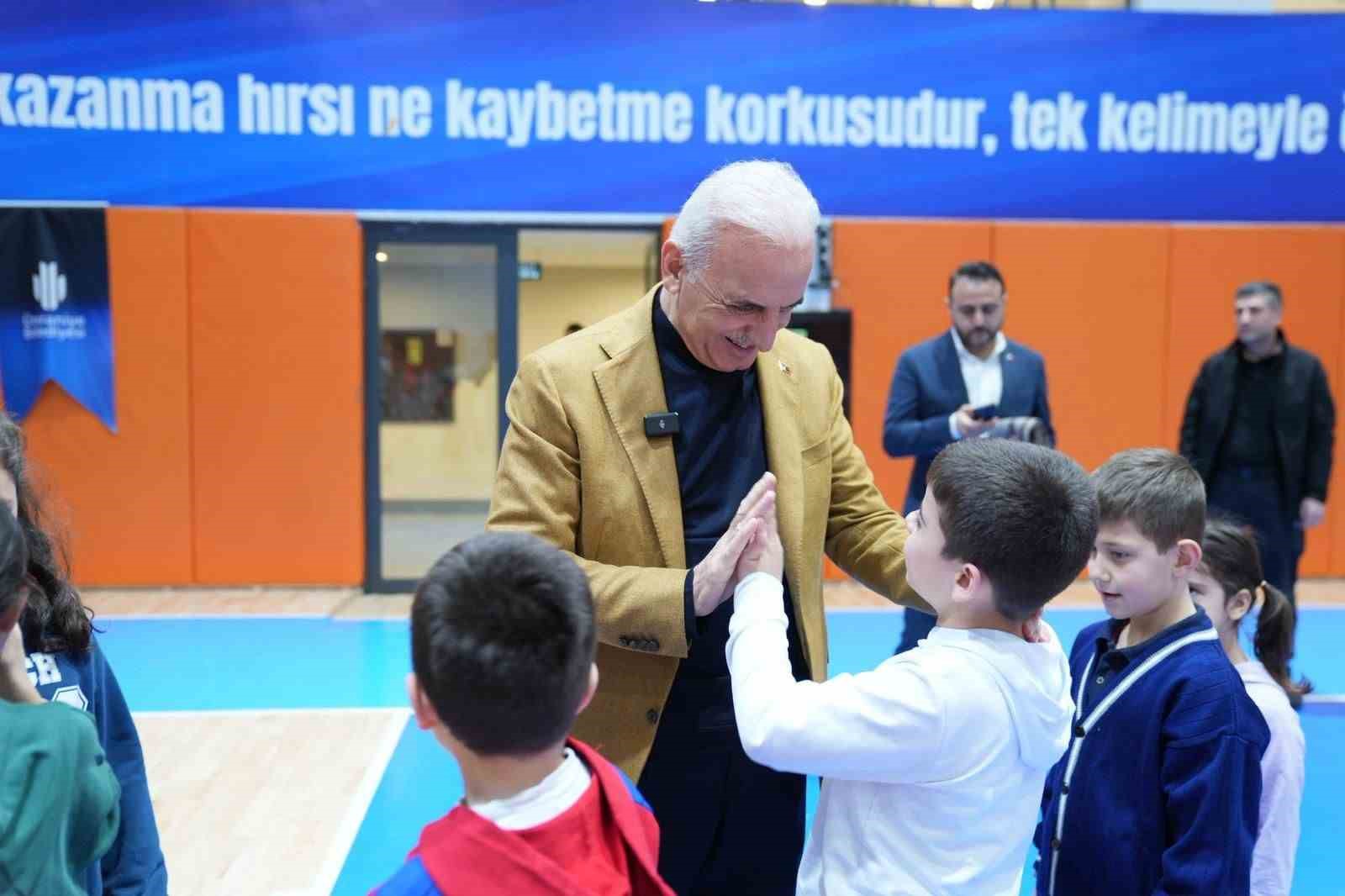 Ümraniye Belediye Başkanı Yıldırım teneffüste öğrencilerin sevincine ortak oldu
