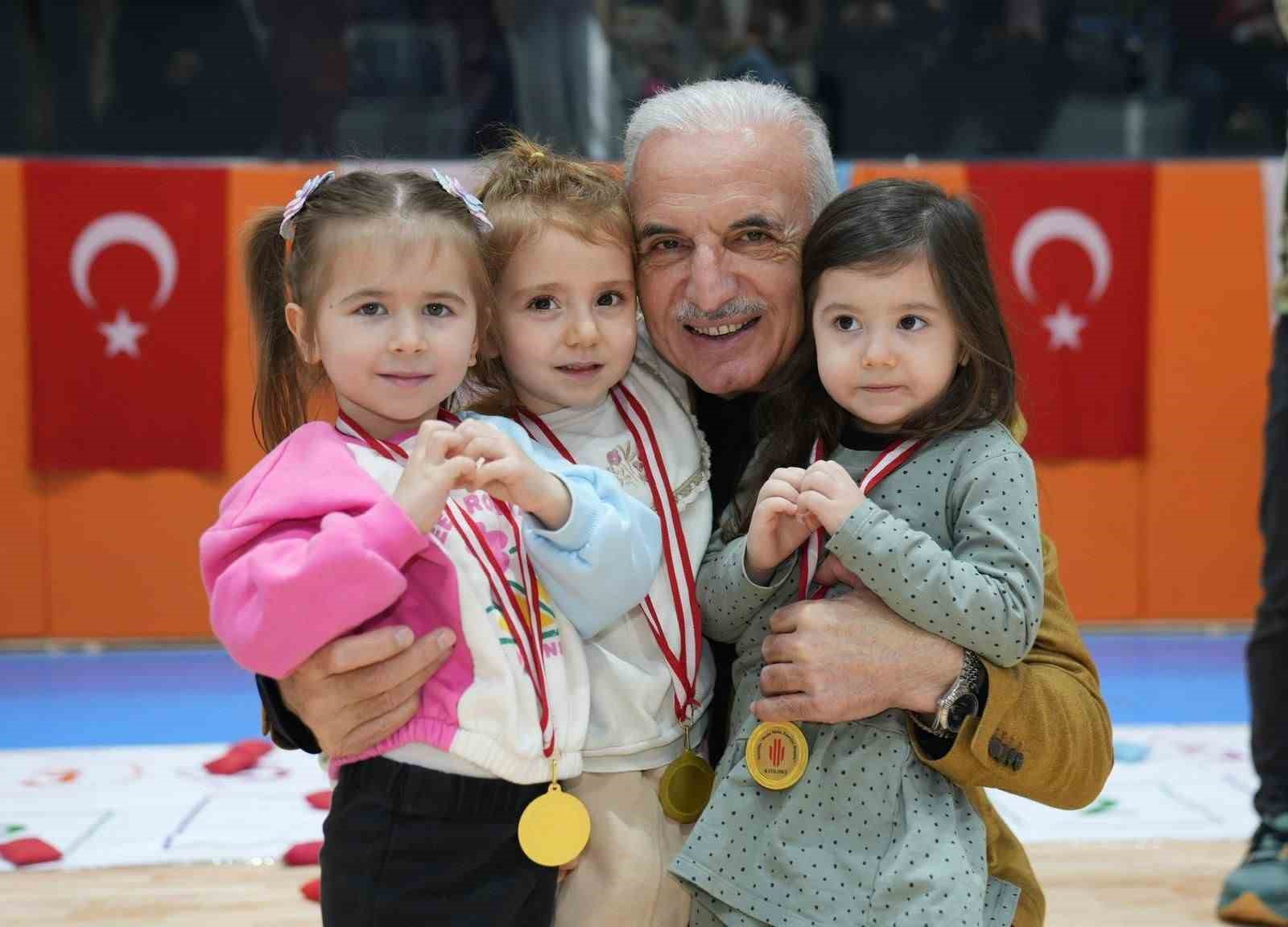 Ümraniye Belediye Başkanı Yıldırım teneffüste öğrencilerin sevincine ortak oldu
