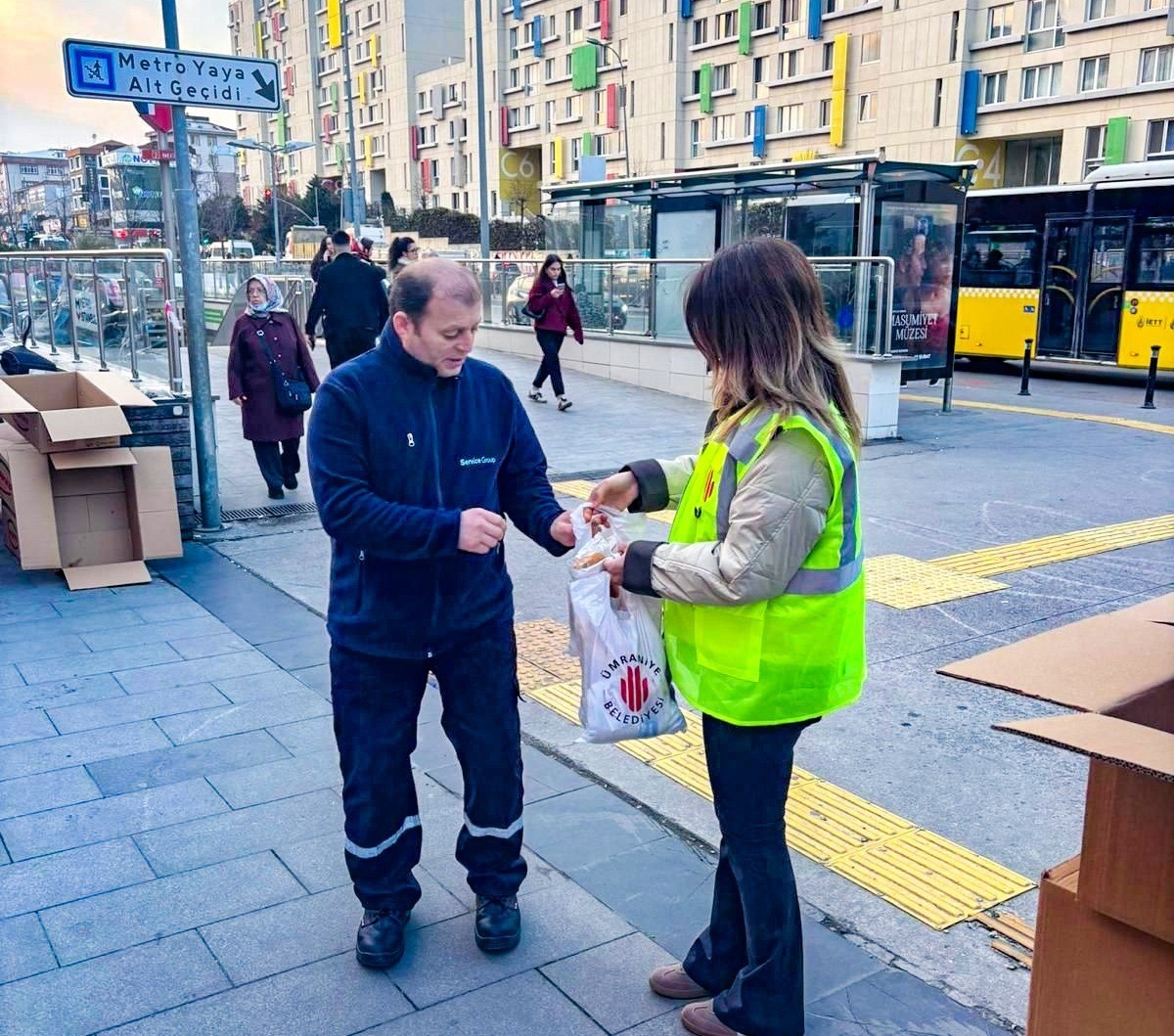 Ümraniye Belediyesinden iftara yolda yakalanan vatandaşlara iftariyelik desteği
