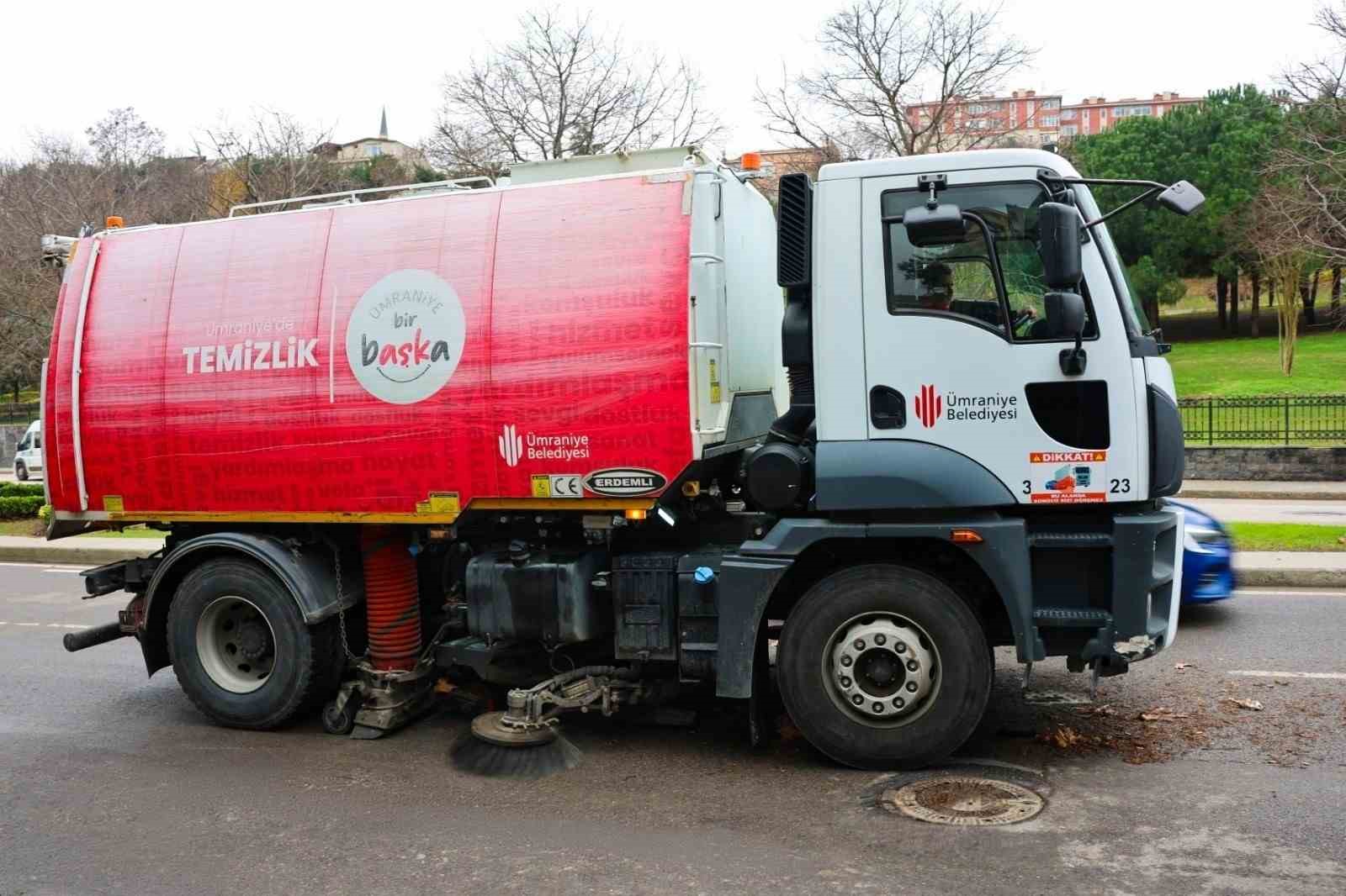 Ümraniye Belediyesinin temizlik çalışmaları aralıksız devam ediyor
