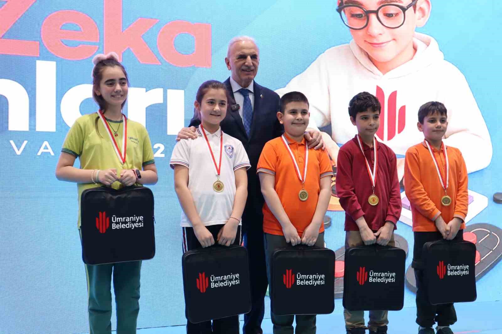 Ümraniye’de Akıl ve Zeka Oyunları Festivali: 257 öğrenci kıyasıya yarıştı
Ümraniye’de Akıl ve Zeka Oyunları Festivali: 257 öğrenci kıyasıya yarıştı
