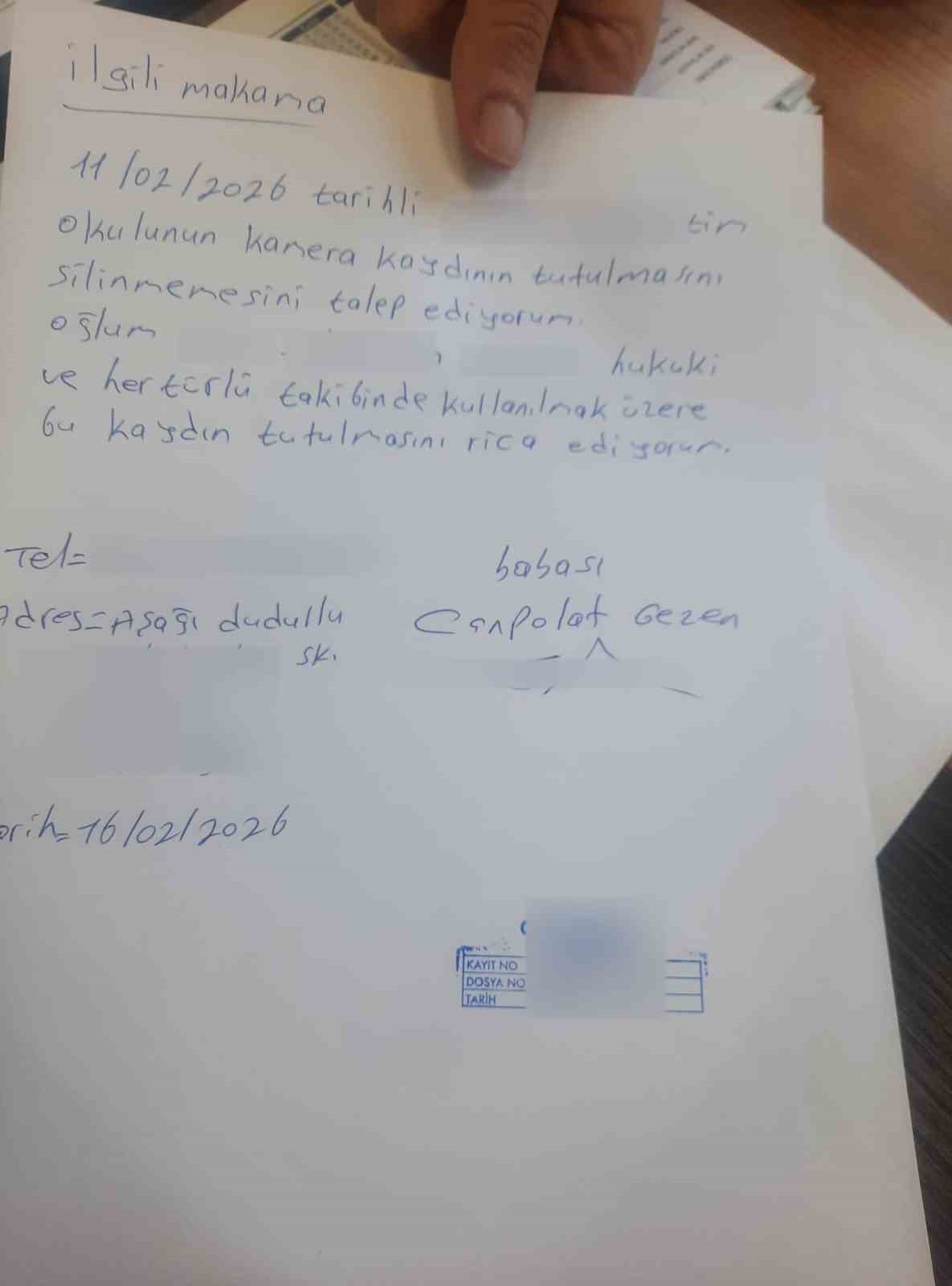 Ümraniye’de akran zorbalığı iddiası: Çelme takılan öğrencinin kolu kırıldı, okul yönetimi ambulans çağırmadı
Ümraniye’de akran zorbalığı iddiası: Çelme takılan öğrencinin kolu kırıldı, okul yönetimi ambulans çağırmadı