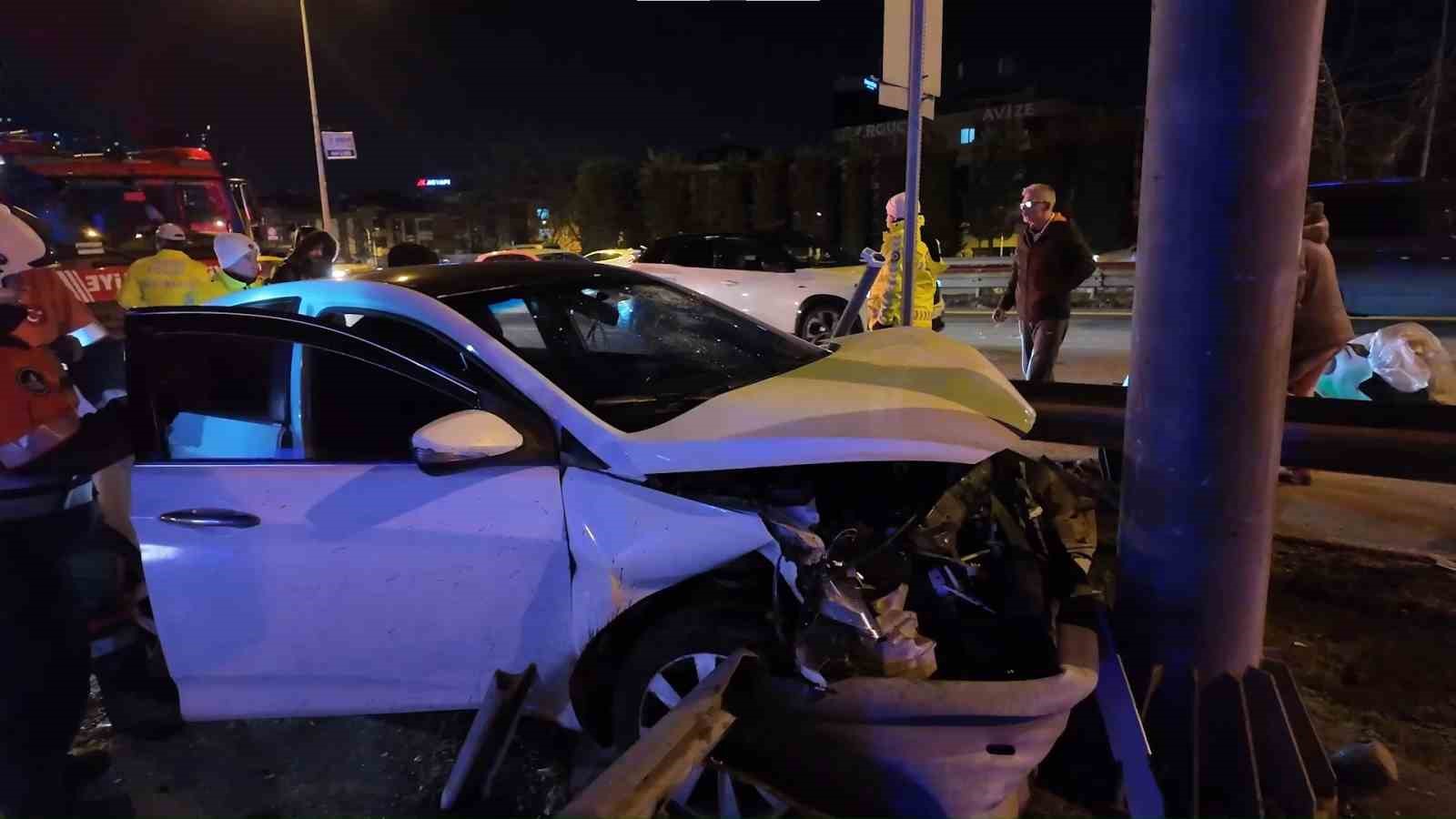 Ümraniye’de alkollü sürücünün kullandığı otomobil bariyerlere saplandı: 2 yaralı
