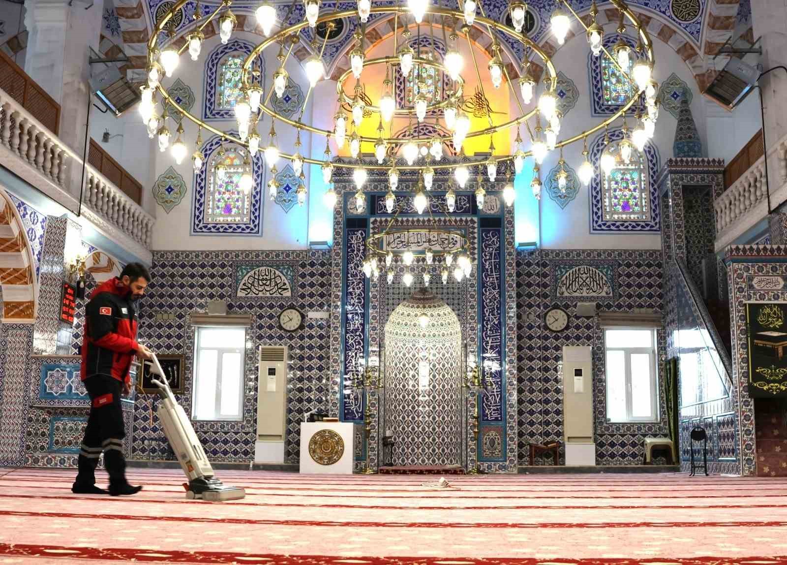 Ümraniye’de camiler bayrama hazır
