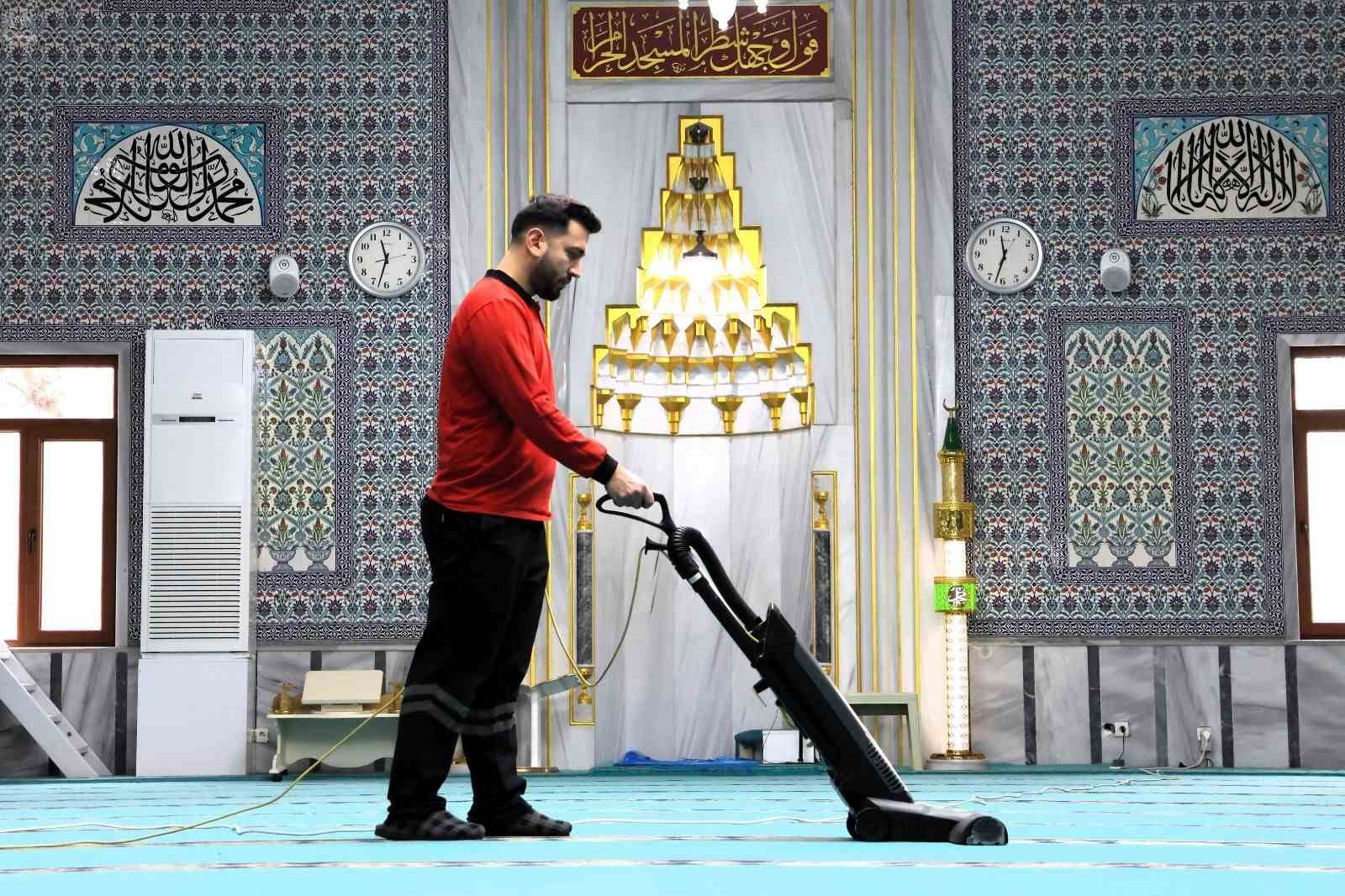 Ümraniye’de camiler bayrama hazır
