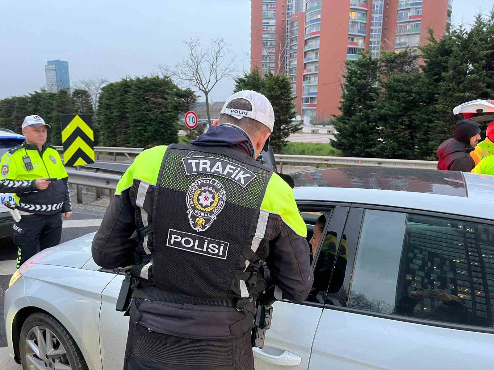 Ümraniye’de dron destekli denetimlerde 12 araca 14 bin TL ceza kesildi
