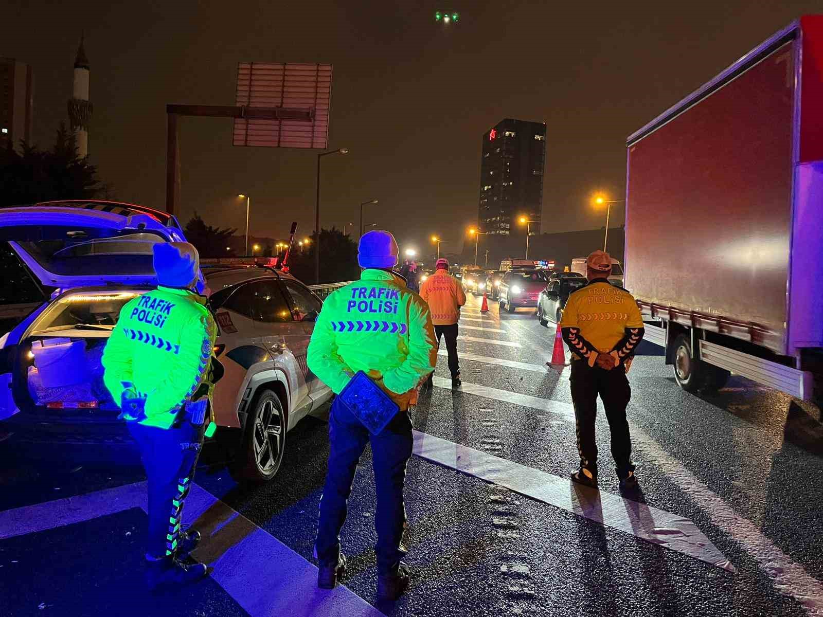 Ümraniye’de dron destekli denetimlerde 12 araca 14 bin TL ceza kesildi
