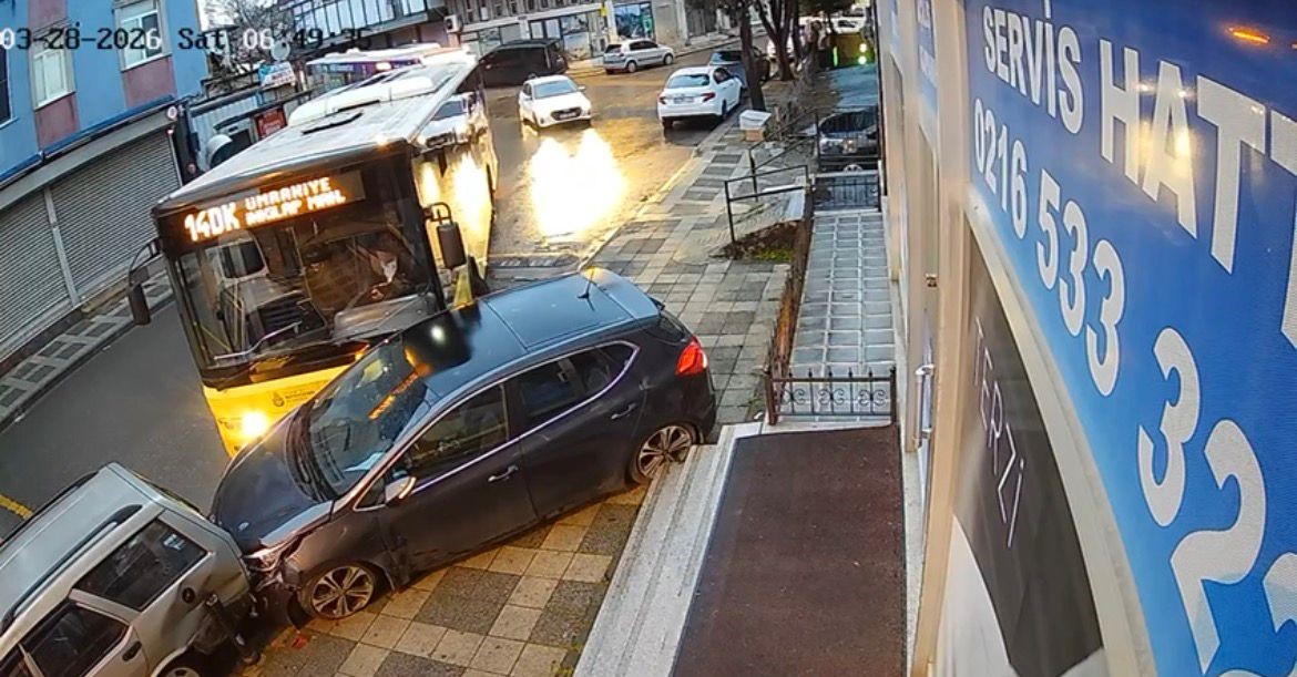 Ümraniye’de İETT otobüsü park halindeki araçlara çarptı
