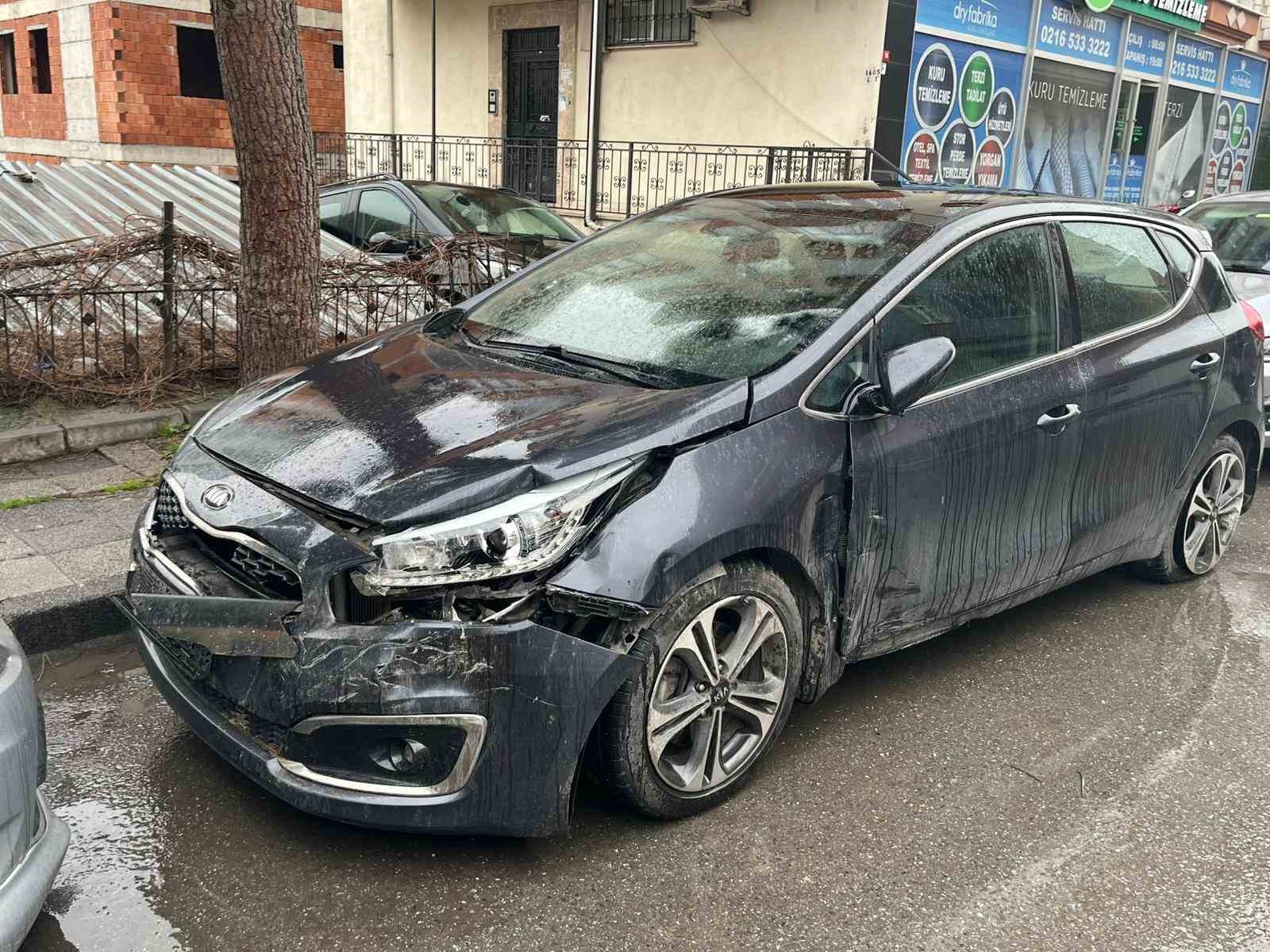 Ümraniye’de İETT otobüsü park halindeki araçlara çarptı
