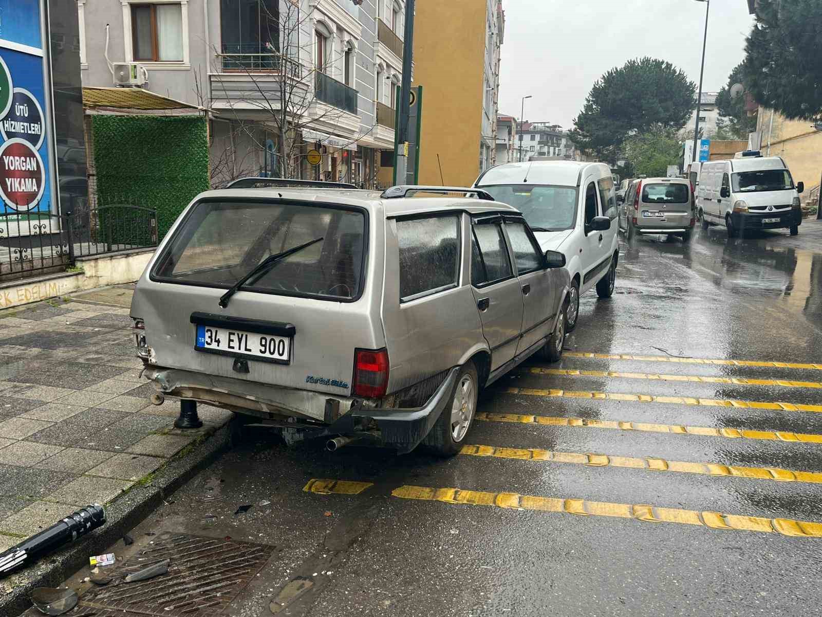 Ümraniye’de İETT otobüsü park halindeki araçlara çarptı
