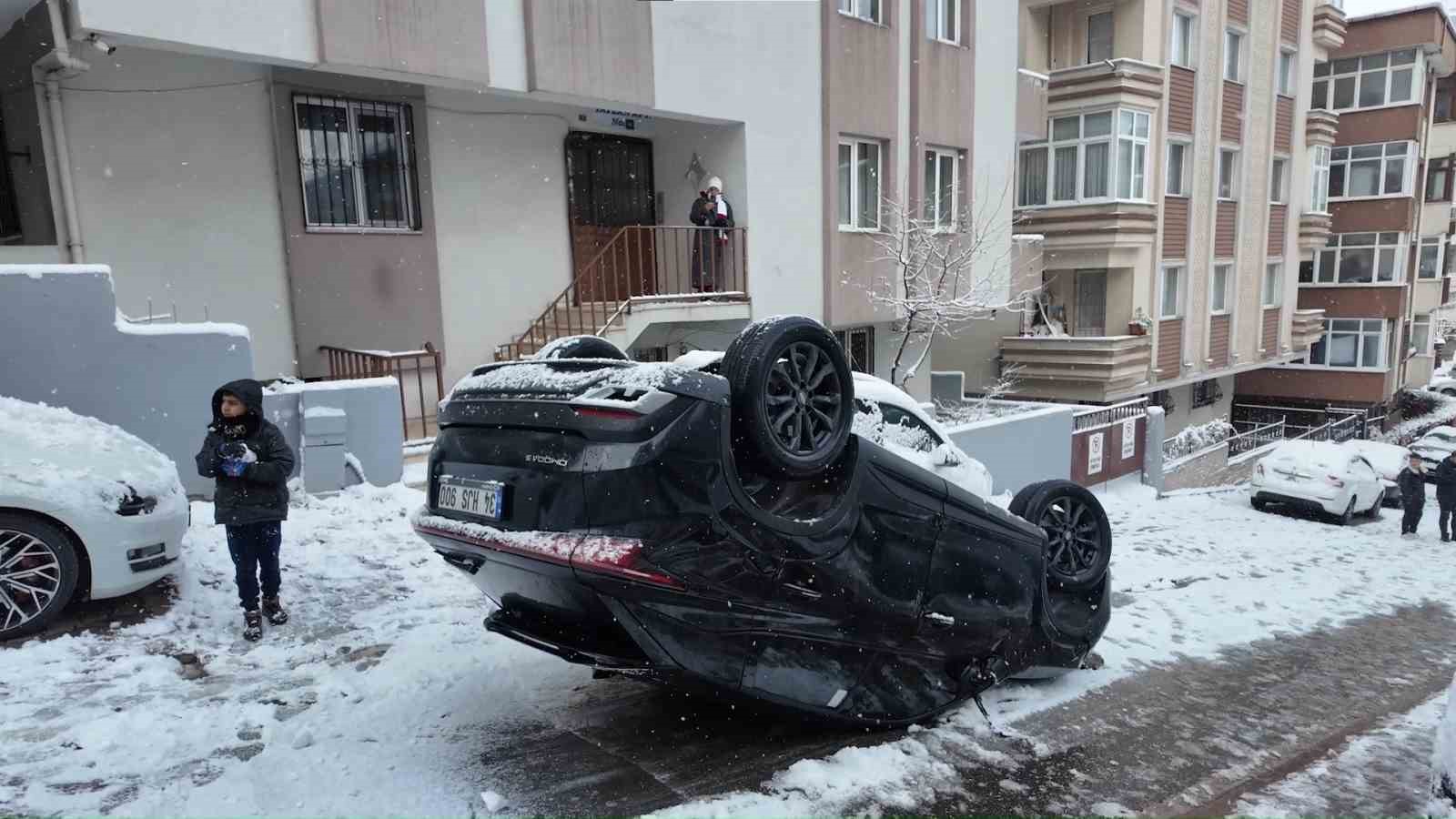Ümraniye’de kontrolden çıkan otomobil takla attı: 3 yaralı
