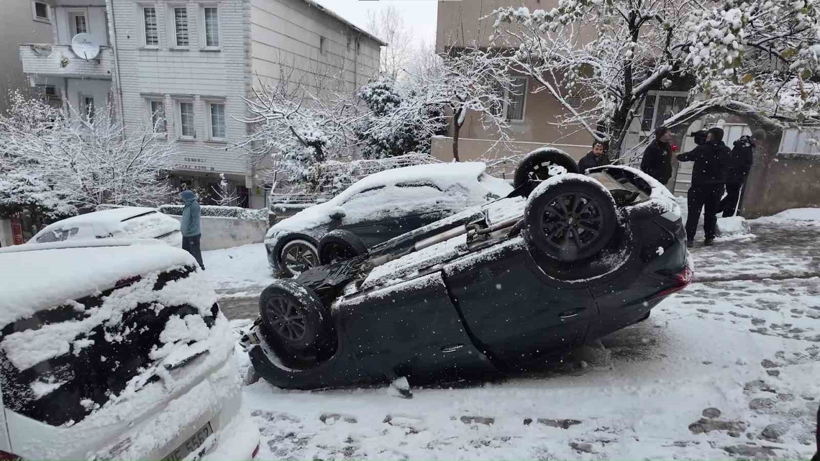 Ümraniye’de kontrolden çıkan otomobil takla attı: 3 yaralı
