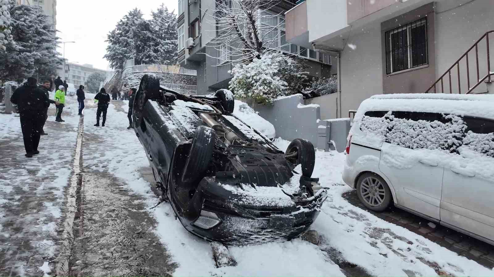 Ümraniye’de kontrolden çıkan otomobil takla attı: 3 yaralı
