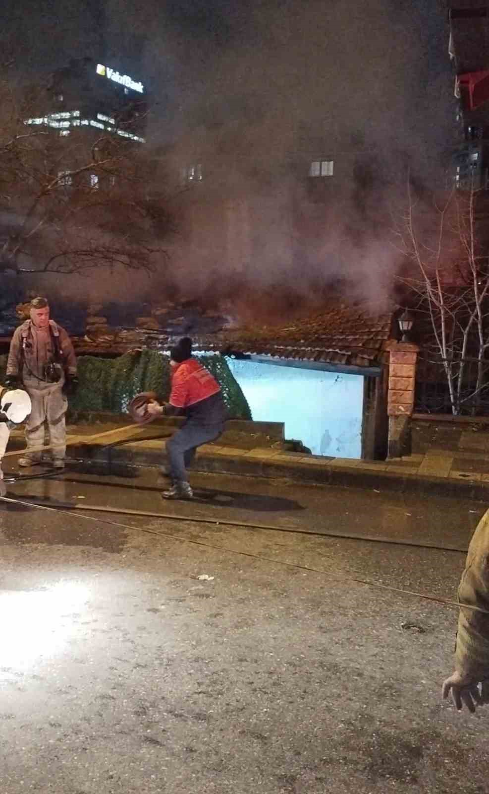 Ümraniye’de korkutan gecekondu yangını
