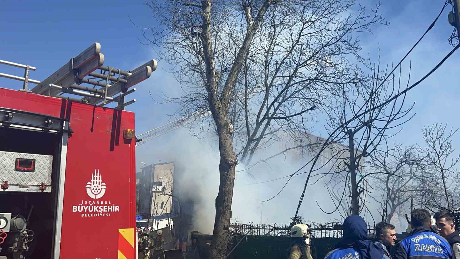 Ümraniye’de korkutan yangın: Hurdalık alan kullanılamaz hale geldi

