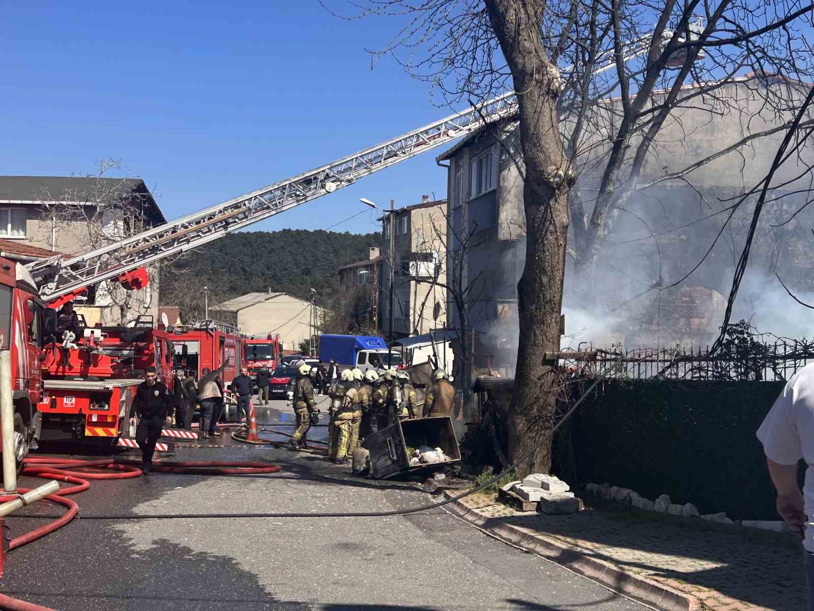 Ümraniye’de korkutan yangın: Hurdalık alan kullanılamaz hale geldi
