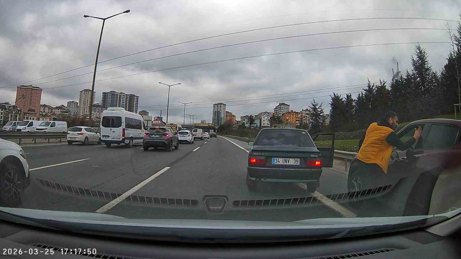 Ümraniye’de makas atan sürücü dehşet saçtı: Araçtan indi, şoföre tokat attı
