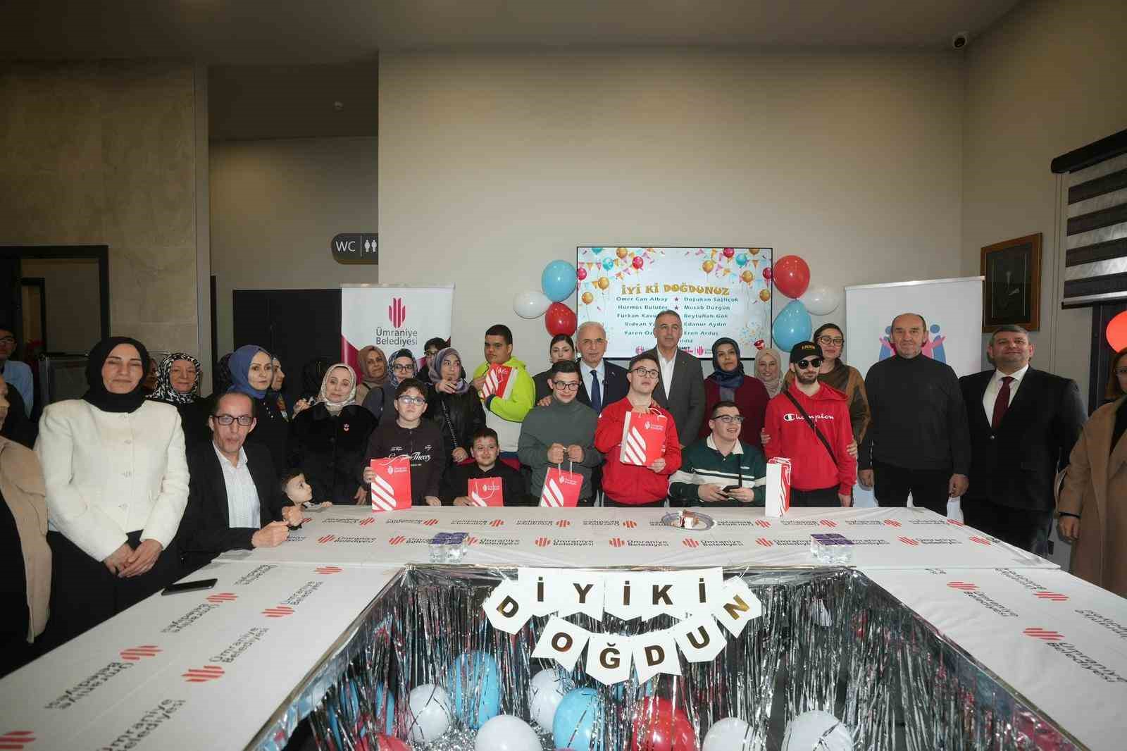 Ümraniye’de sevgi dolu buluşma: 10 özel gencin doğum günü bir arada kutlandı
Ümraniye’de sevgi dolu buluşma: 10 özel gencin doğum günü bir arada kutlandı