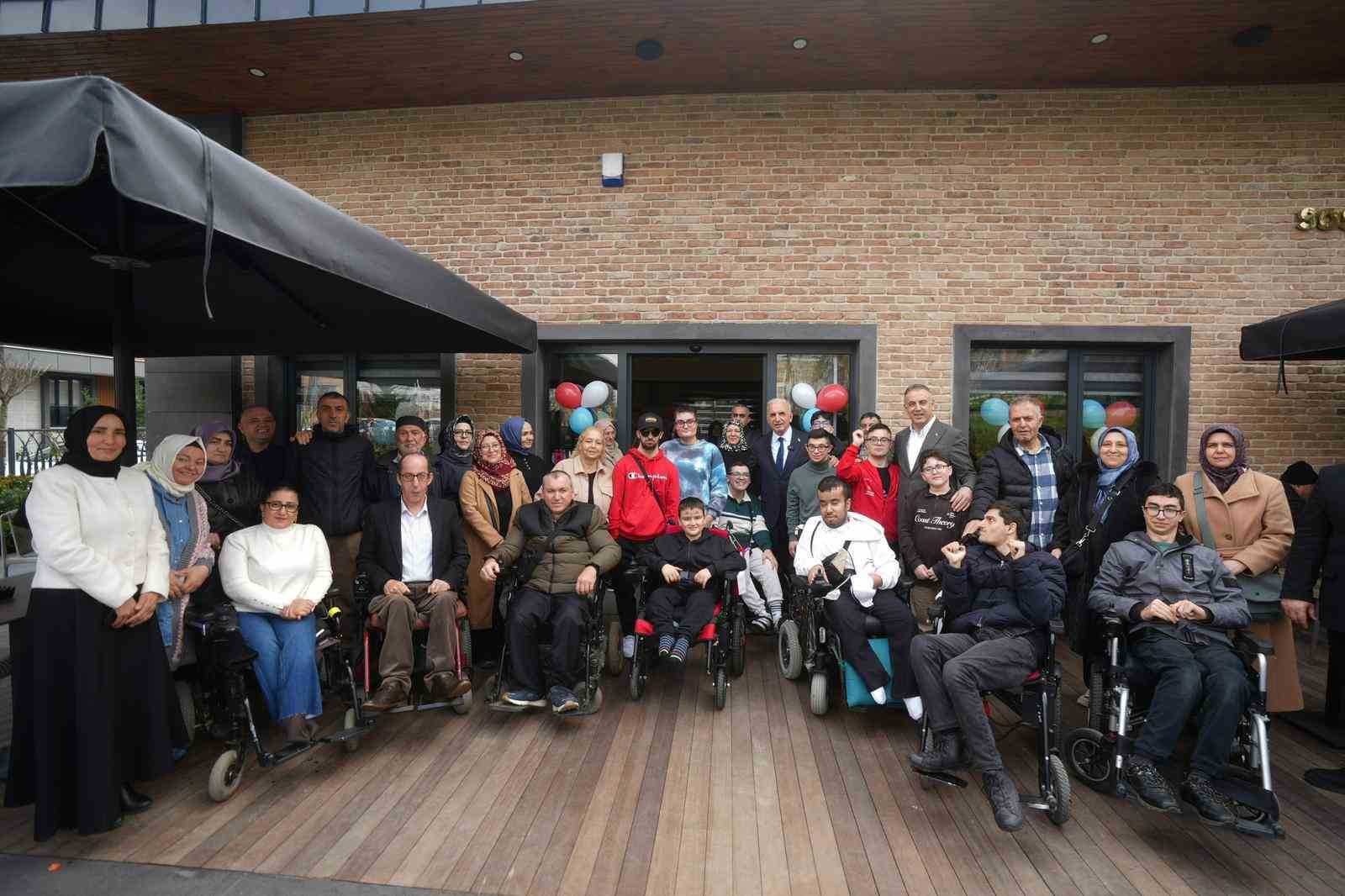 Ümraniye’de sevgi dolu buluşma: 10 özel gencin doğum günü bir arada kutlandı
Ümraniye’de sevgi dolu buluşma: 10 özel gencin doğum günü bir arada kutlandı