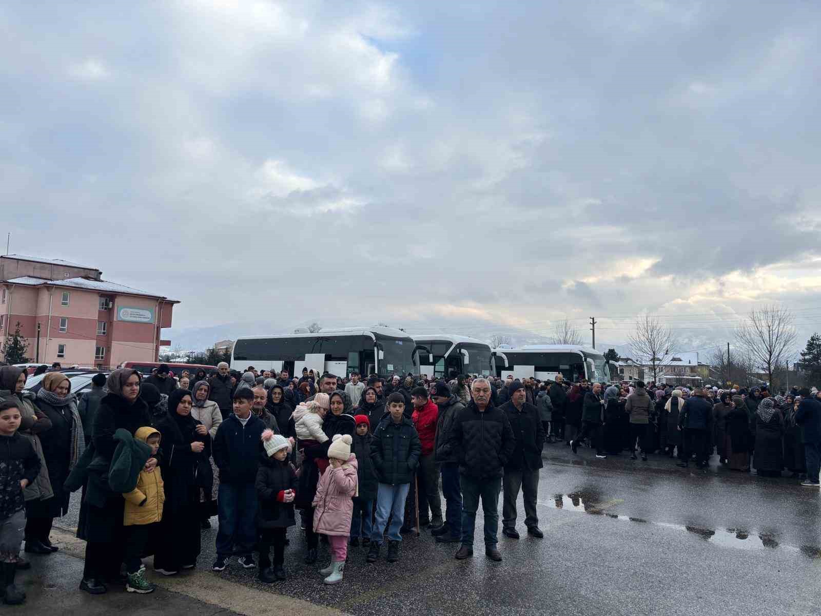 Umre kafilesi dualarla uğurlandı
Umre kafilesi dualarla uğurlandı