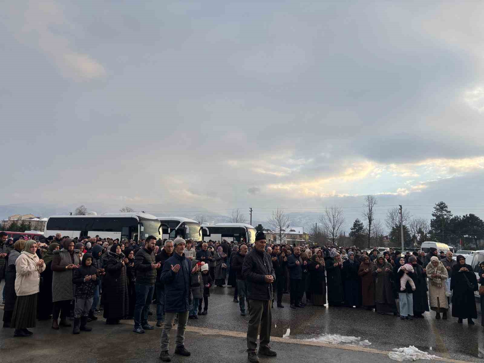 Umre kafilesi dualarla uğurlandı
Umre kafilesi dualarla uğurlandı