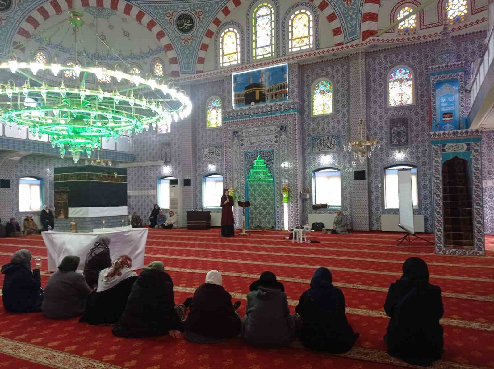 Umre yolcularına yönelik seminer
