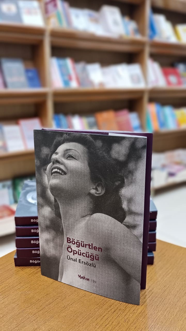 Ünal Ersözlü’nün ’Böğürtlen Öpücüğü’ kitabı raflarda yerini aldı
Ünal Ersözlü’nün ’Böğürtlen Öpücüğü’ kitabı raflarda yerini aldı