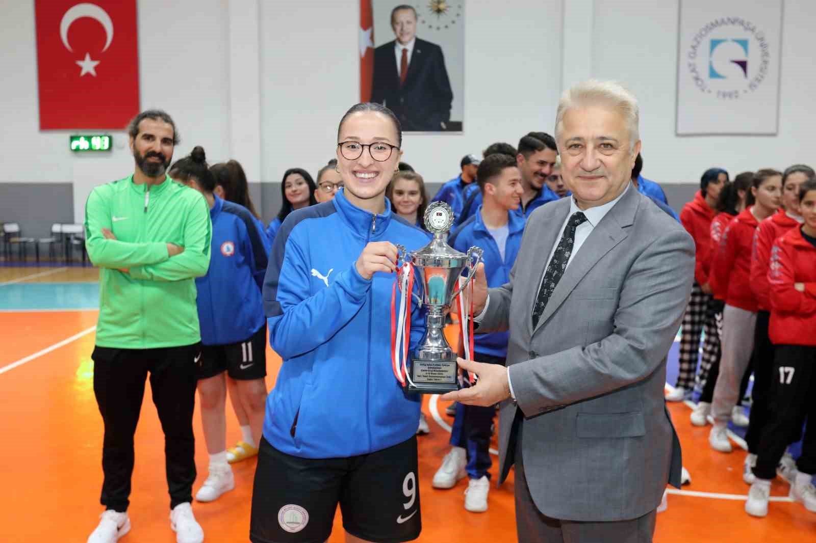 ÜNİLİG’de kupa sahiplerini buldu
