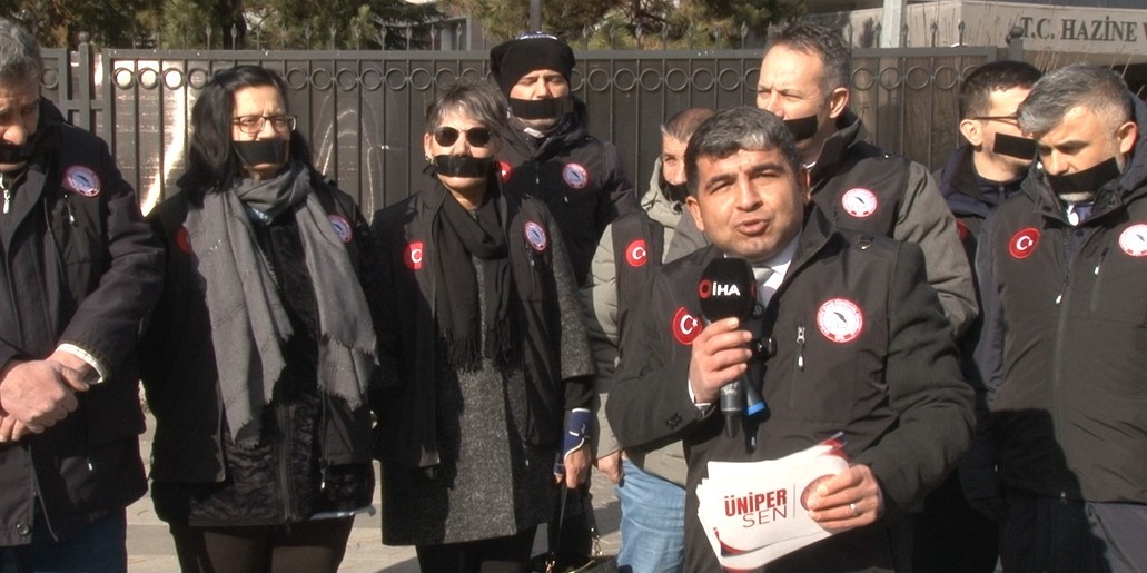 ÜNİPERSEN Başkanı Güzel: "Memur maaşlarına ek zam yapılmalıdır"
ÜNİPERSEN Başkanı Güzel: "Memur maaşlarına ek zam yapılmalıdır"