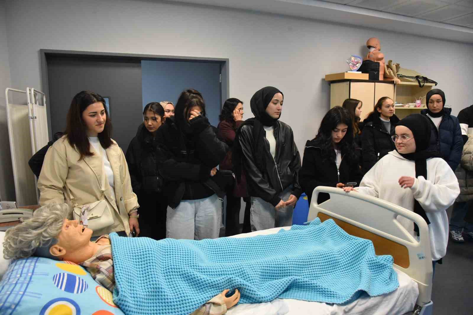 Üniversite adayı öğrenciler Düzce Üniversitesi’ni inceledi
