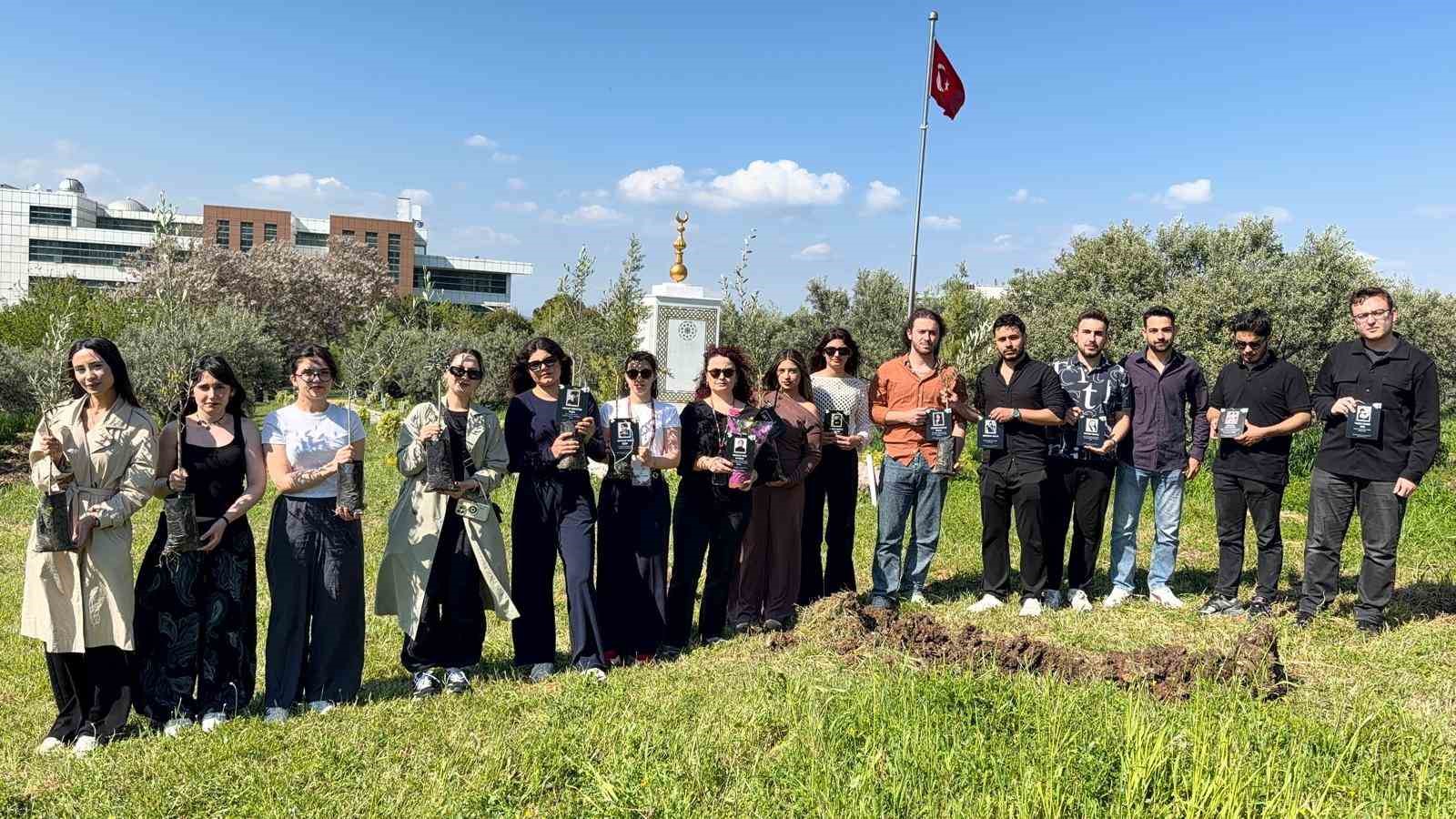 Üniversite öğrencileri acıları toprağa, umutları fidanlara emanet etti
