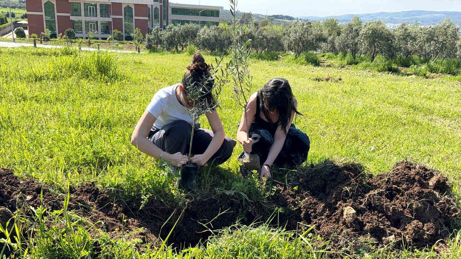 Üniversite öğrencileri acıları toprağa, umutları fidanlara emanet etti
