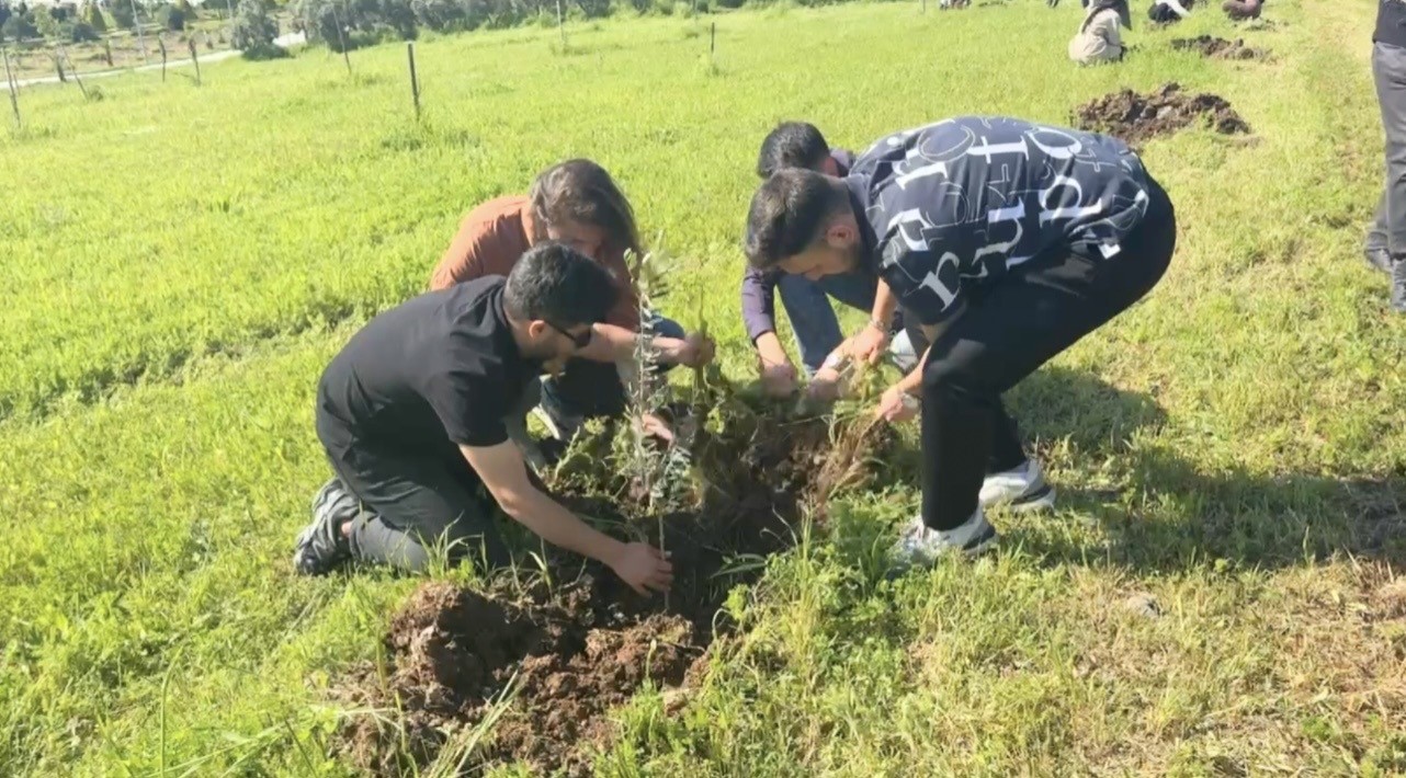 Üniversite öğrencileri acıları toprağa, umutları fidanlara emanet etti
