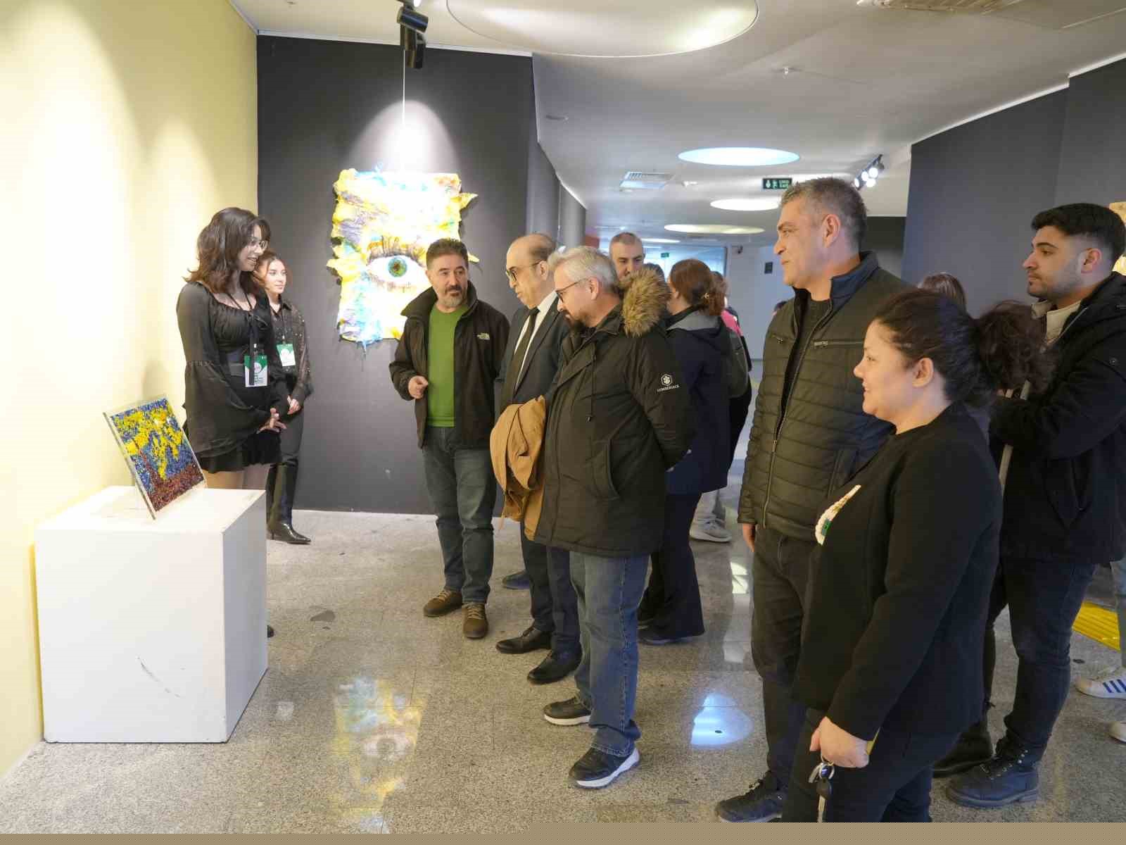 Üniversite öğrencileri atıkları sanata dönüştürdü
