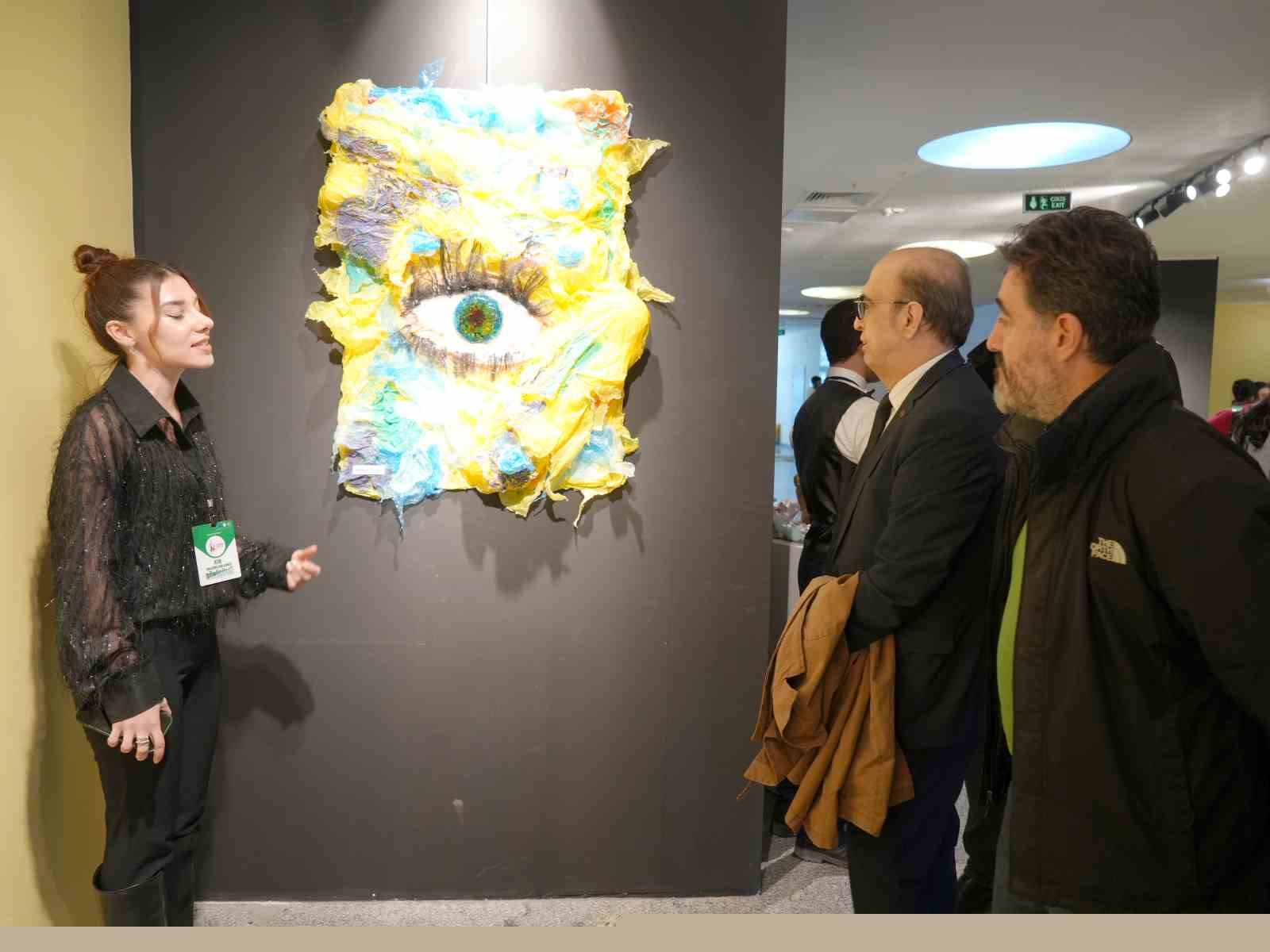 Üniversite öğrencileri atıkları sanata dönüştürdü
