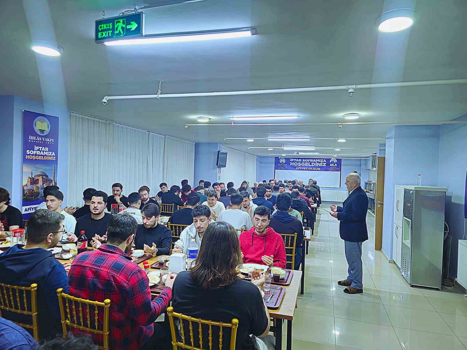 Üniversite öğrencileri iftar sofrasında buluşuyor
